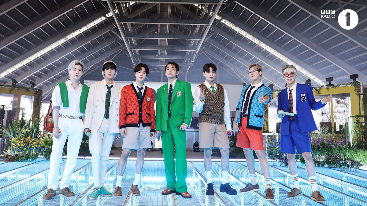 PBTSBR's tweet photo. 🚨 falta apenas 1 hora para a entrevista e o documentário do BTS na BBC, Usem as tags para subir nos trends: 

#BTSxLiveLounge 
#BTSxBBC1
#BTSatRadio1
BTS THE BIGGEST

  https://t.co/d4QBqBzUSw