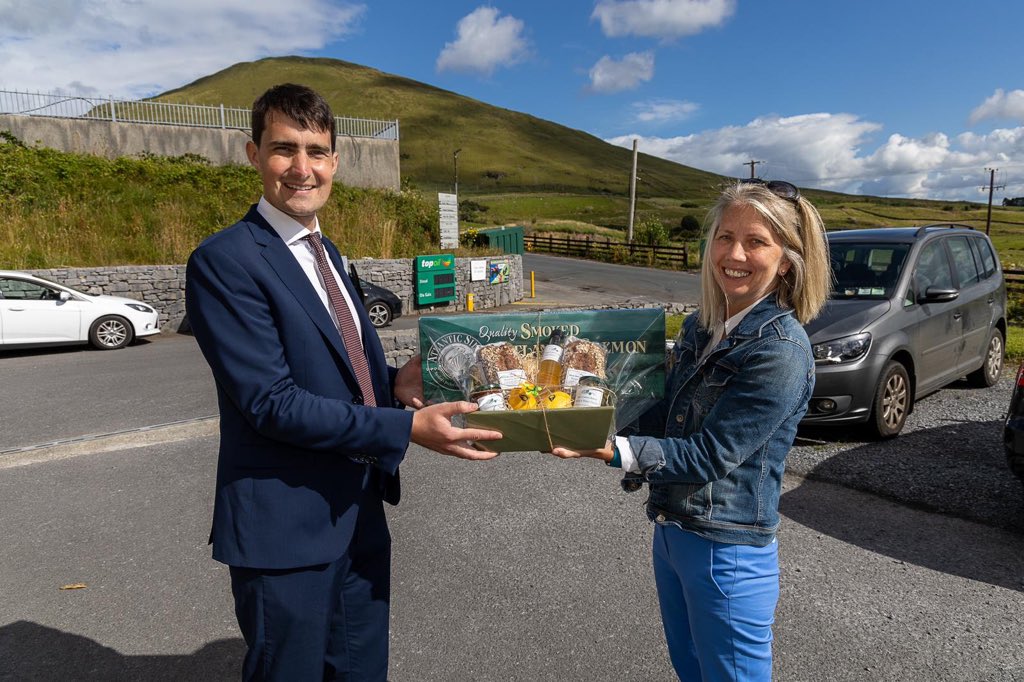 Neart earraí den scoth ar fáil san Iarthar!

Inniu bhronn Anna de Búrca, cisteoir Chomharchumann Dhúiche Sheoigheach, bradán breá deataithe ó Connemara Fisheries, Corr na Móna orm. 

Ar fáil ó ‘Bácús Dhúiche Sheoigheach’

Féach joycecountrybakery.ie
