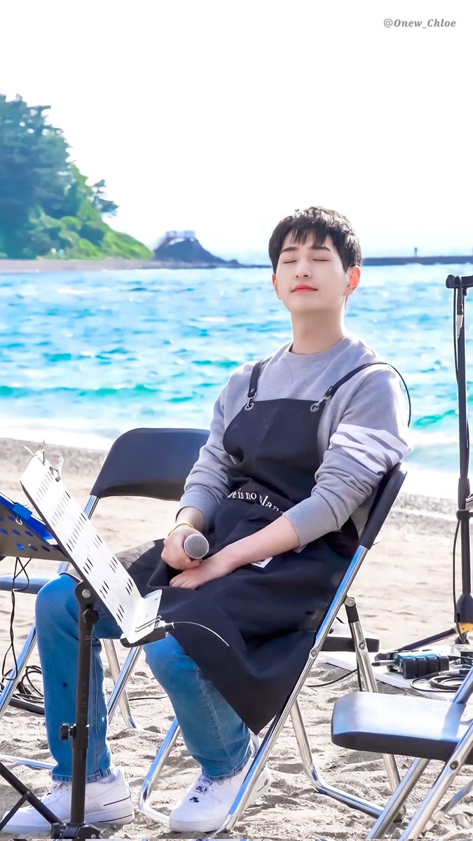 jinki1412's tweet photo. @BlingerHeart408 Hai. I am from India. Am Onew biased and 4 members are my bias wreckers. Am hoping for a win. If I win this will be the memorable thing in my life. Thank you for this giveaway ❤️❤️❤️ https://t.co/aiDzea1fNW