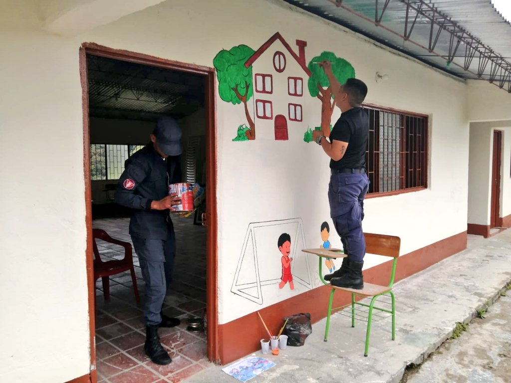 Ejercito_Div5's tweet photo. El Secretarío de Educación del #Tolima, destaca el apoyo del #DesminadoHumanitario2 adscritos a la #SextaBrigada del @COL_EJERCITO, que han realizado una labor muy importante en el municipio de #Chaparral , con la adecuación y mantenimiento de las Instituciones Educativas. https://t.co/dfpwBiJYMz