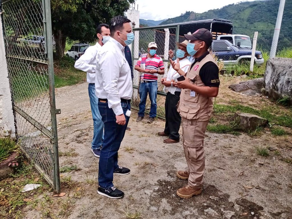 Ejercito_Div5's tweet photo. El Secretarío de Educación del #Tolima, destaca el apoyo del #DesminadoHumanitario2 adscritos a la #SextaBrigada del @COL_EJERCITO, que han realizado una labor muy importante en el municipio de #Chaparral , con la adecuación y mantenimiento de las Instituciones Educativas. https://t.co/dfpwBiJYMz
