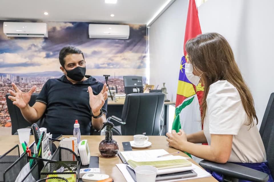 Hoje estive com a prefeita <a href="/raquellyra/">Raquel Lyra</a> tratando de + recursos garantidos pelo nosso mandato para Caruaru. Logo anunciaremos juntos a nova Escola Municipal, com investimento de R$ 05 milhões. Acompanharam o encontro, Diogo Cantarelli e os secretários Rubens Júnior e José Pereira.