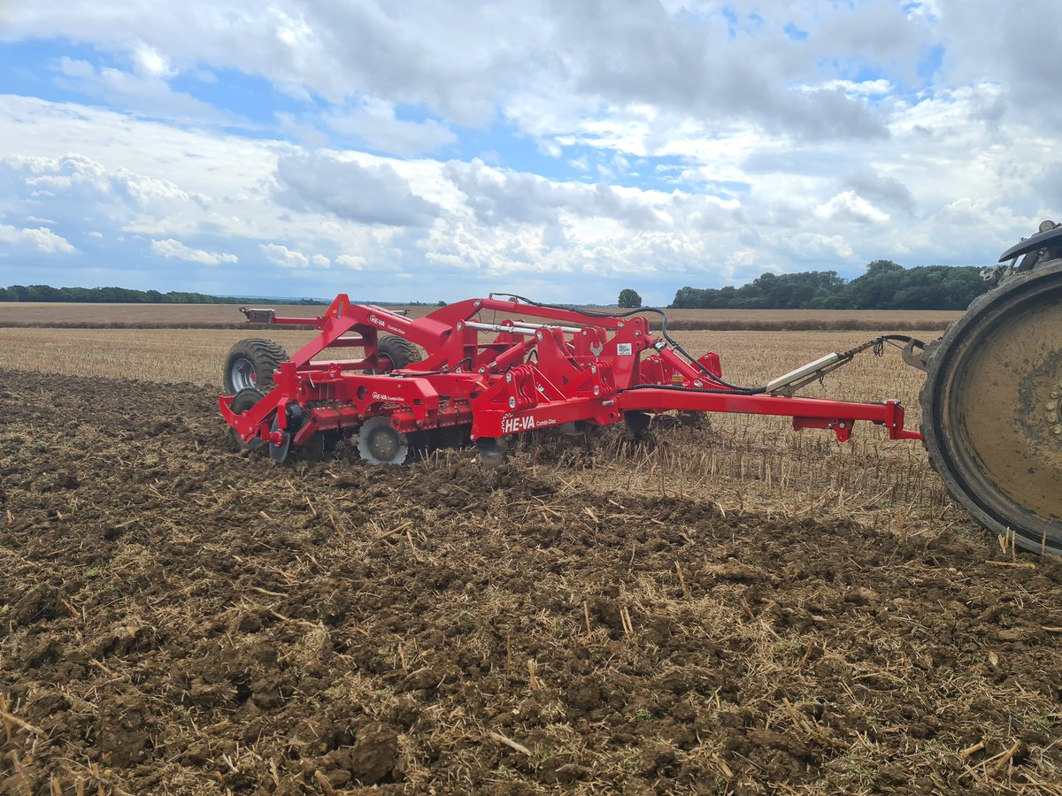 opicocentral's tweet photo. Set of this new @HEVA_uk 4m Combi-Disc today in Essex working OSR stubble #versatility #strength #cultivator @FarmersGuide @ArableFarming @FarmersGuardian https://t.co/2vqc9NeVfg