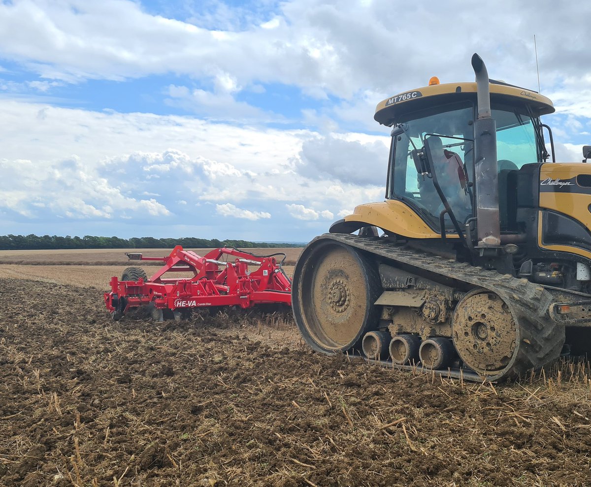 opicocentral's tweet photo. Set of this new @HEVA_uk 4m Combi-Disc today in Essex working OSR stubble #versatility #strength #cultivator @FarmersGuide @ArableFarming @FarmersGuardian https://t.co/2vqc9NeVfg