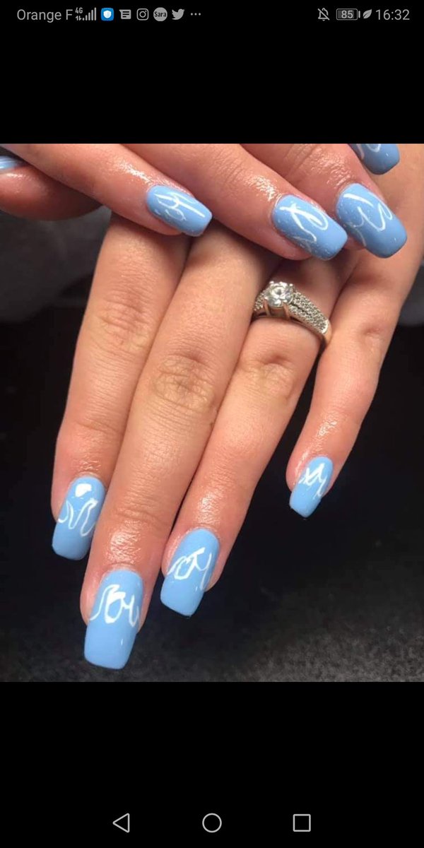 CaudhandManon's tweet photo. C'est pas parce que les femmes  aiment avoir des  beaux ongles et des mains propres , que elle ne savent pas travailler et à voir les mains salle  pour sa famille https://t.co/TYz5I32LYL