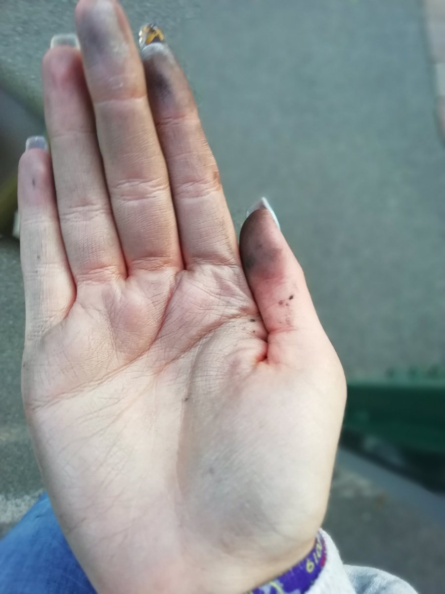 CaudhandManon's tweet photo. C'est pas parce que les femmes  aiment avoir des  beaux ongles et des mains propres , que elle ne savent pas travailler et à voir les mains salle  pour sa famille https://t.co/TYz5I32LYL