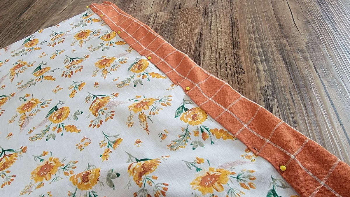Mama helping me sew my retro inspired autumn curtain for over the kitchen sink. 😻