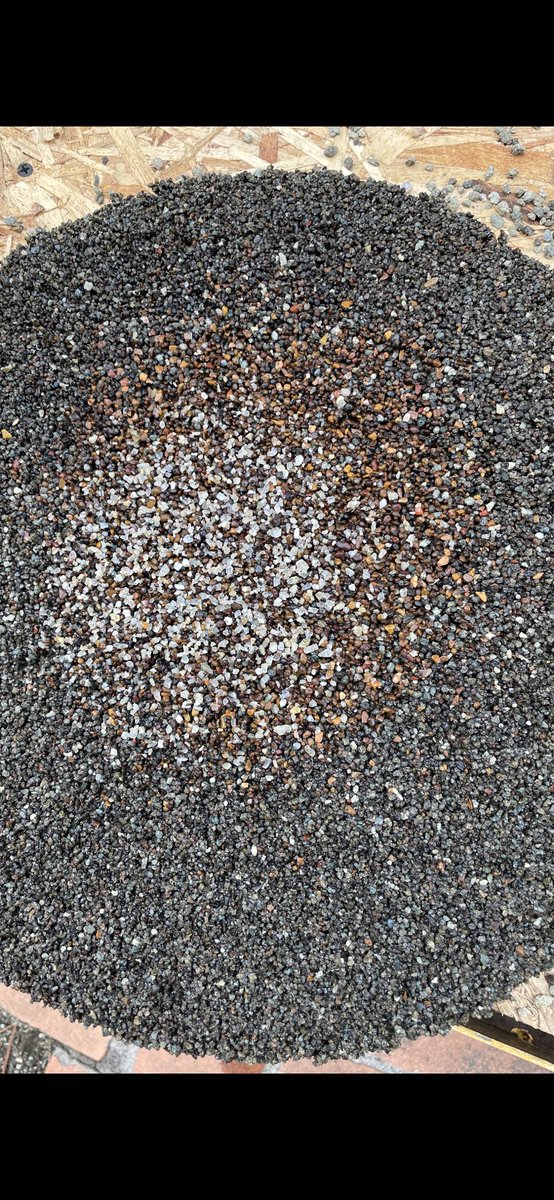 diglessfindmore's tweet photo. Crater of Diamonds Update:
Sample centers…lots of heavies. Just what you want to see when you turn a flip. 👍🏻 https://t.co/dyQDX5RXre