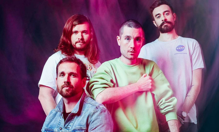 portaloffstage's tweet photo. Bastille lança performance ao vivo de #DistortedLightBeam: https://t.co/yYLQ8Ba3Pu https://t.co/LPNIVq1wQK