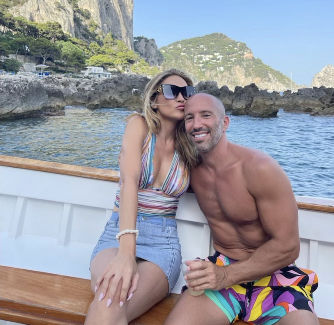 OfficialPLT's tweet photo. Chrishell Stause and Jason Oppenheim are officially dating 😍❤️🙌 #SellingSunset https://t.co/3DNkSgZkP8