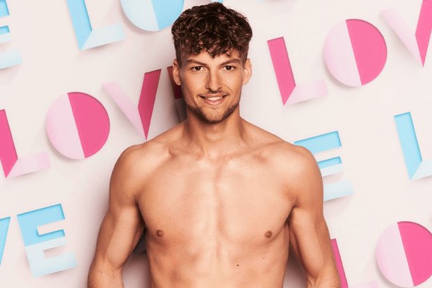 _365mk's tweet photo. Invest in Hugo stocks rn they going up 📈📈 #LoveIsland https://t.co/lkPurSoQOp