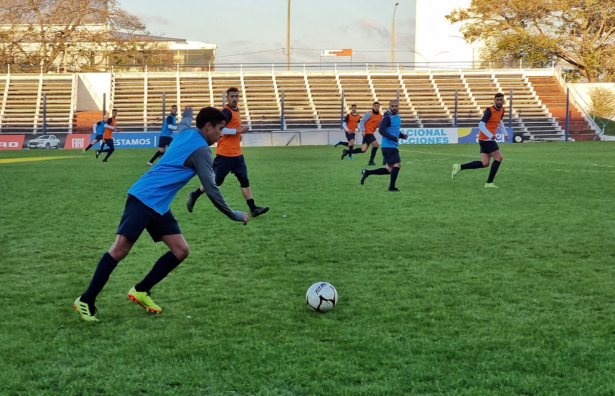 paysandufc_of's tweet photo. Hay que esperar una semanita más para recibir a Los Halcones, pero fue tiempo de fútbol en el Estadio Artigas. #volvemostodos #jugamostodos #vamoslablanca #vamospaysandú https://t.co/d0eJBrcrdX