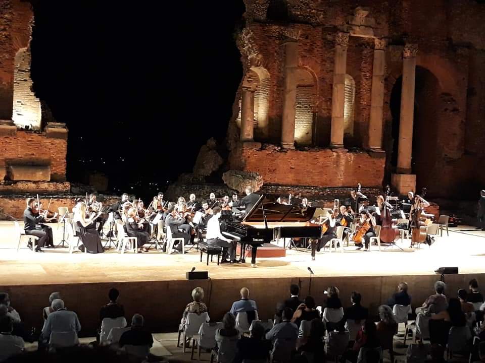 monika_mazurek's tweet photo. #TEATROANTICO DI #TAORMINA - CONCERTO MUSICA DA GERUSALEMME, SEGNI DI SPERANZA
#ANVCG #AssociazioneNazionaleVittimeCivilidiGuerra https://t.co/X6eN9Dam74