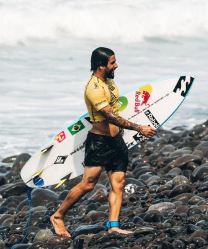 Gusflores21's tweet photo. #JuegosOlimpicos #Tokyo2020 #BRA #Surf 
El brasileño Ítalo Ferreira, hijo de pescadores y primer oro olímpico del surf, estuvo en El Salvador en el #ISAWorld y luego se retiró ("Pude aprovechar esta buena oportunidad para prepararme para Olímpicos, me trataron de primera", dijo) https://t.co/wHOrIivLlX