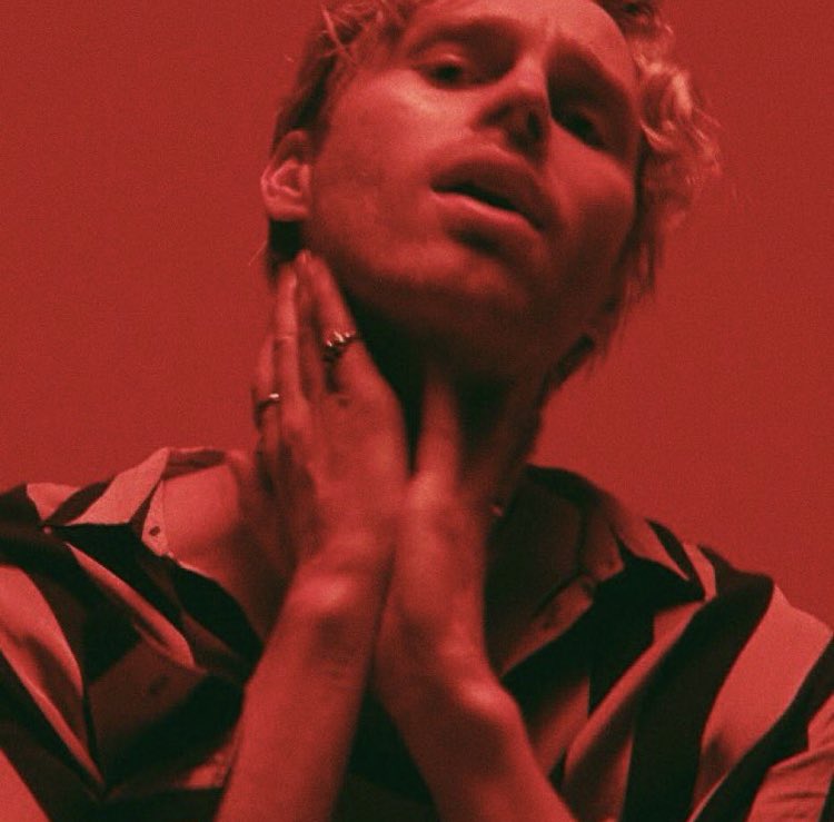 redIinelrh's tweet photo. 5sos red aesthetic. https://t.co/LNZHON9XvD