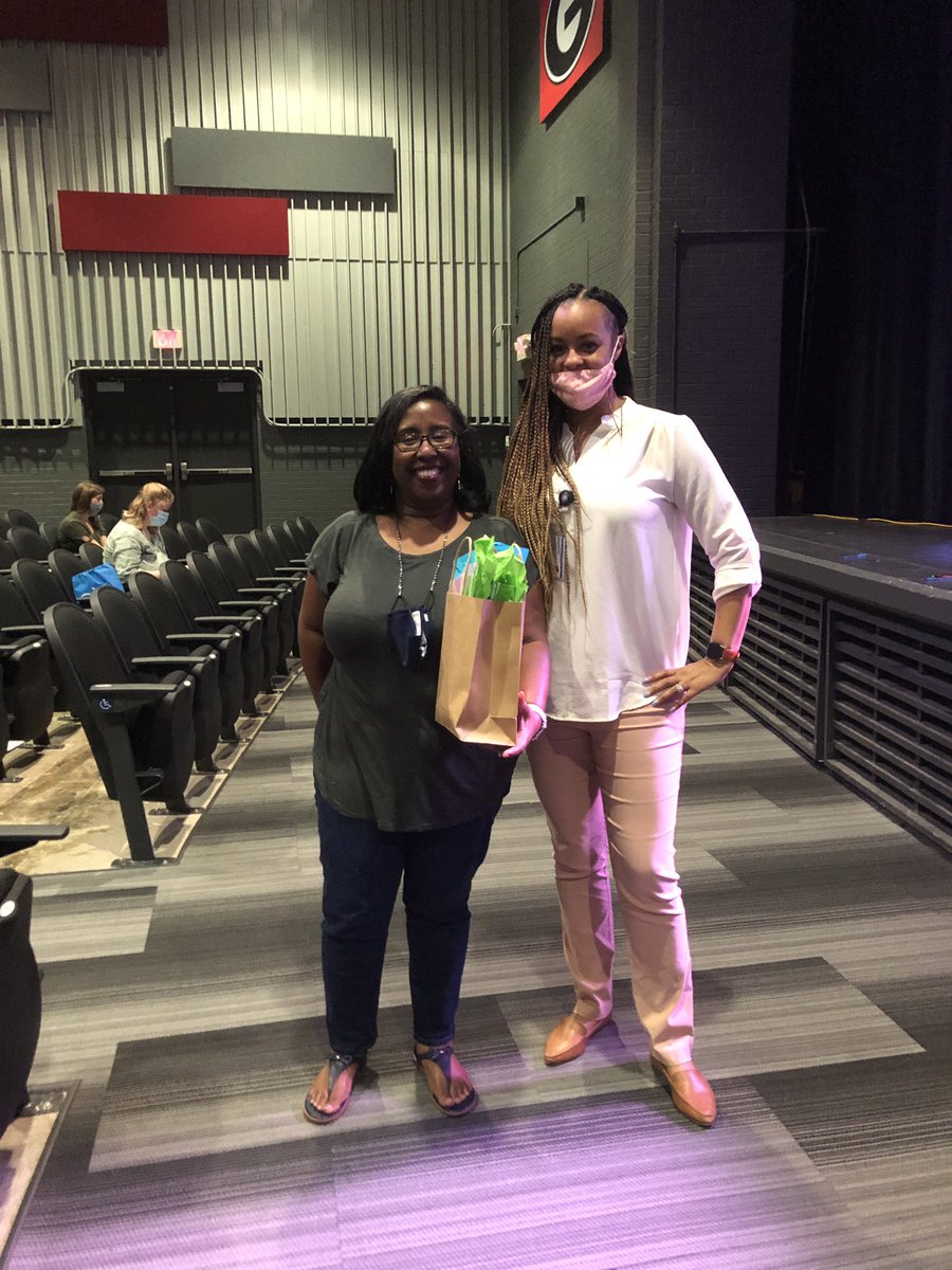 EdtechEbr's tweet photo. Prize winners from today’s @ebrpschools new teacher orientation at @GlenOaksHighBR!
So excited for the school year to start!
#BuildEBR @TechieNikki @__Ms_Bush #EBREdTech https://t.co/32a0Keu8FP