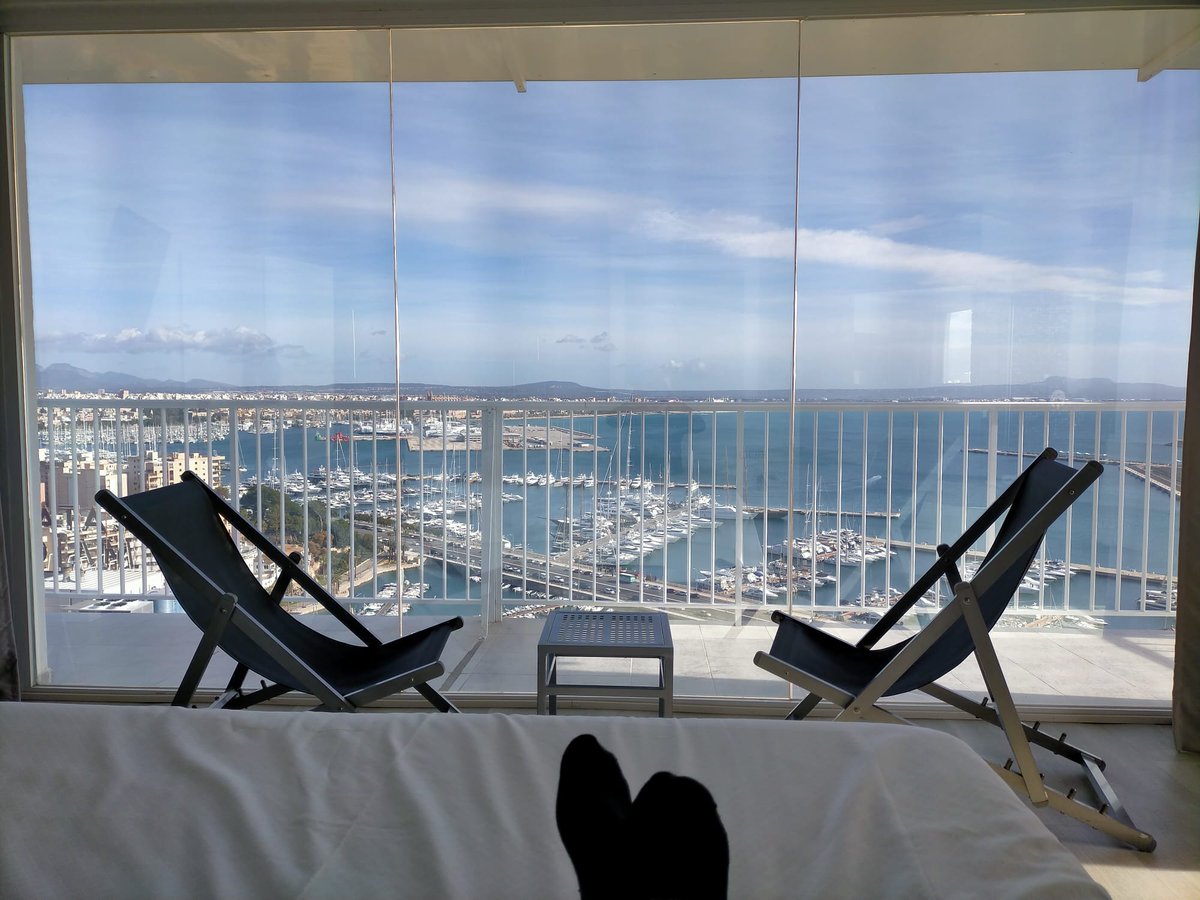 ¿Sabes los beneficios psíquicos de las buenas vistas? 
Entre tantas, la mejor, la sensación de libertad!!
Book a room with a view of the sea!
=> bit.ly/suitedancingon… en <a href="/Horizonte24/">Hotel Amic Horizonte 🌴 de Mallorca</a> 
#roomwithaview #travel #tourism #verano2021 #Mallorca #turismonacional #IllesBalears #trip