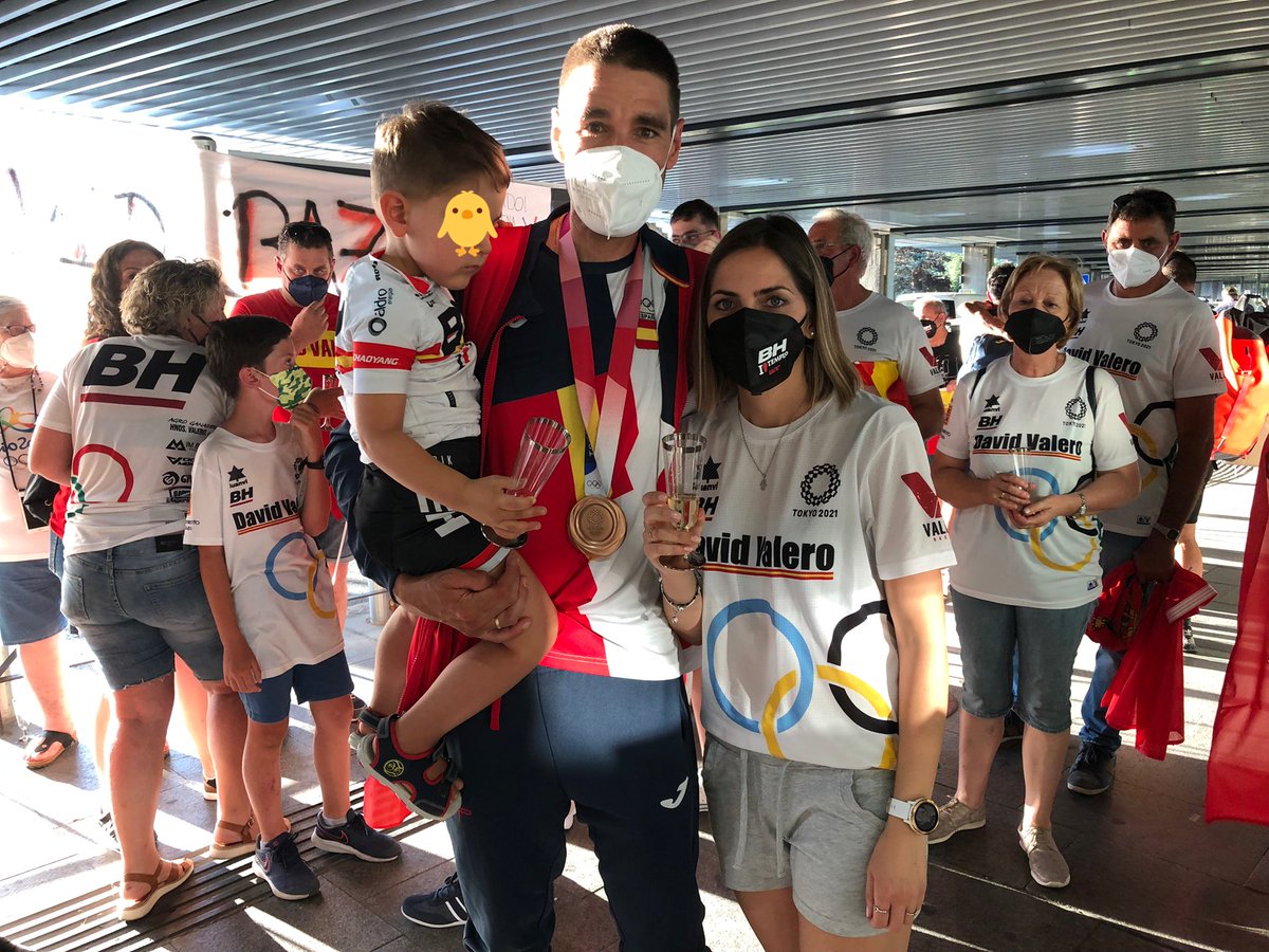 leticiapprados's tweet photo. Hoy hemos estado en el aeropuerto para recibir a @ACerezoPodium 🤼‍♀️🥈 y a #DavidValero 🚵🥉.
¡Enhorabuena por estos JJOO de #Tokyo2020 ! ¡Sois enormes!👏🏼👏🏼 https://t.co/1QpPDbi4MO
