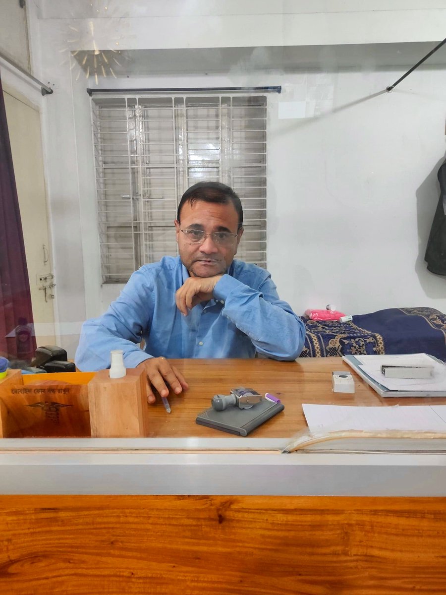 tanvirmusic's tweet photo. The man in the picture is not only an actor for various  Bangladeshi TV series but also the former HOD for nuclear medicine at DMC. Despite fame in the showbiz whats surprised me is how he is voluntarily giving to the community by consulting patients for as low as $3-4 https://t.co/dJyCsQAfup