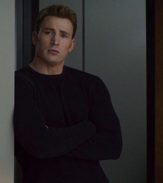 x__worldonfire's tweet photo. petition to have @ChrisEvans lean on a door frame in everything he's in. #MomSteve https://t.co/wqRuVNiaMM