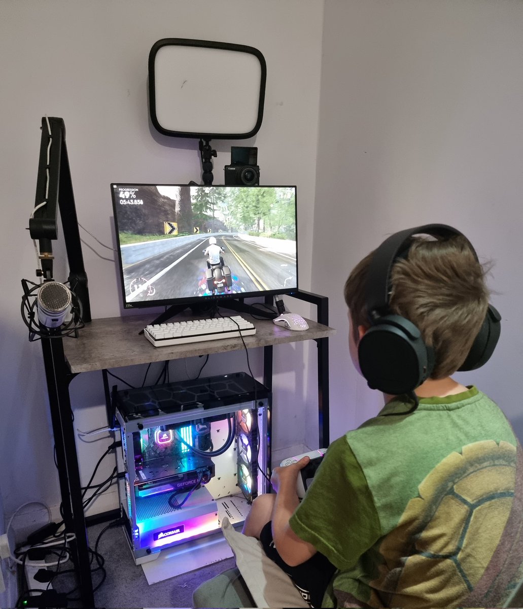 PeterKirkCrosby's tweet photo. Nahway am I paying £25 in Crew Credits for the NEW Bugatti bundle in The Crew 2. Rather grind towards buying it. Late night but I've got my son making me bank 😅🤣👀 #goonlad https://t.co/sBHzCu7dVC