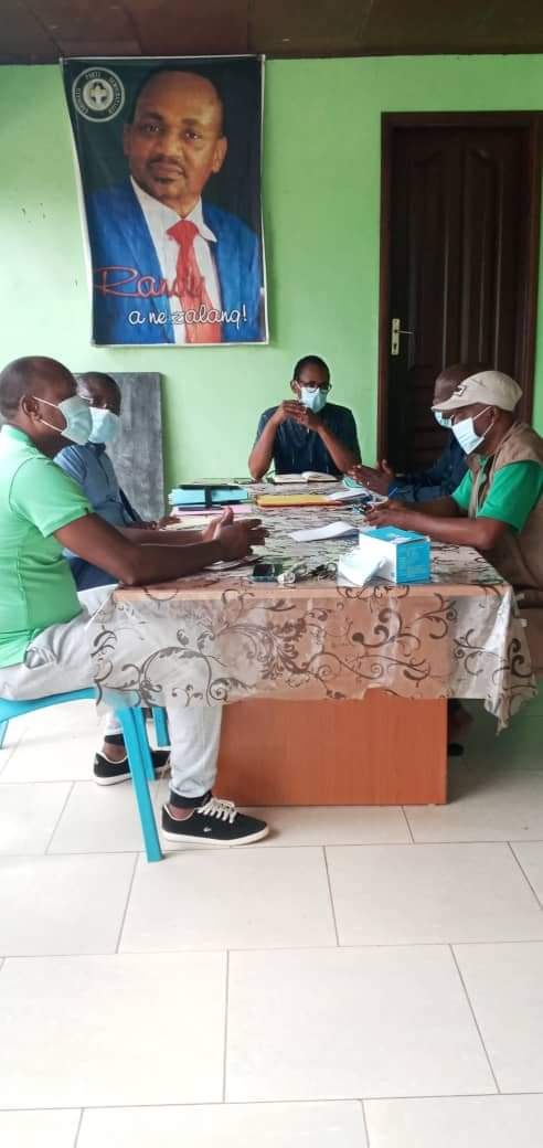 #ACTIVITÉS|SECRÉTARIAT EXÉCUTIF LOCAL ESTUAIRE👇 

➡️ #Commune_de_NTOUM➡️ 

Le camarade Randy Noël Ekwaghe secrétaire communal de Ntoum assisté de son délégué UJPDG a convié les
secrétaires
d'arr 1,2 et 3 de cette circonscription a une séance de travail #PDG2R_en_action