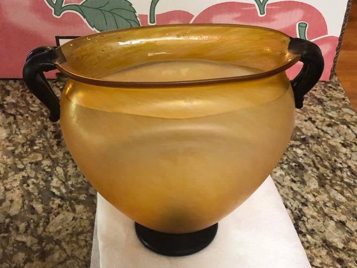 EmelsonSalazar's tweet photo. #oval #amber #glass #vase #Glassblowing #glassmaker #decoration #flowers
looking to get this vase or someone to make it anyone in #chicago #illinois https://t.co/1DZVDBQdMe