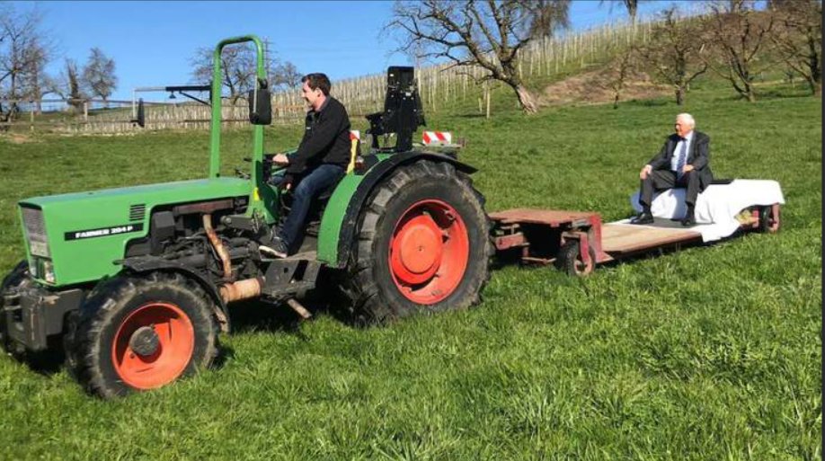 Christoph Blocher auf dem Weg ins Impfzentrum.