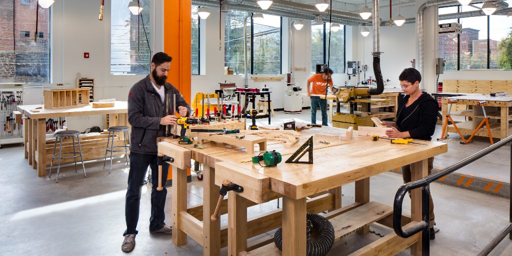 Open working. Офис с сотрудниками. Офис игровой студии. Большой офис с сотрудниками. Люди в офисе.