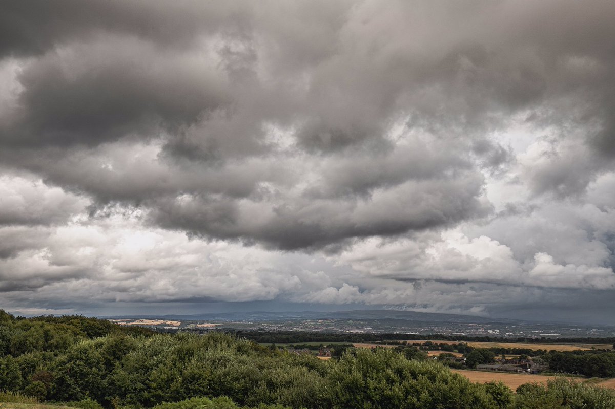 stevesamosa's tweet image. Summer storm clouds over #Billinge
#StormHour #stormy #cloudburst #rain #sthelens #Thunderstorms #stormchaser #Merseyside #Lancashire #Summer2021 #summertime 
@metoffice @BillingeBlog @sthelensstar @BBCNWT @Beau_Liverpool @scousescene @ExploreLpool