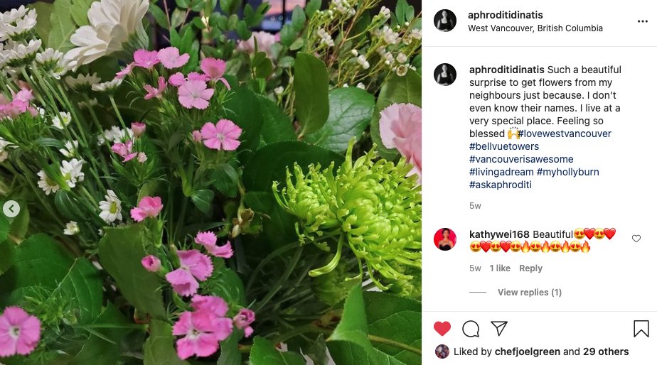 We just had to share this! Such an amazing act of neighbourly love 💐⁠
⁠
@aphroditidinatis Such a beautiful surprise to get flowers from my neighbours just because. I don't even know their names. I live at a very special place. Feeling so blessed 🙌⁠
⁠
#MyHollyburn