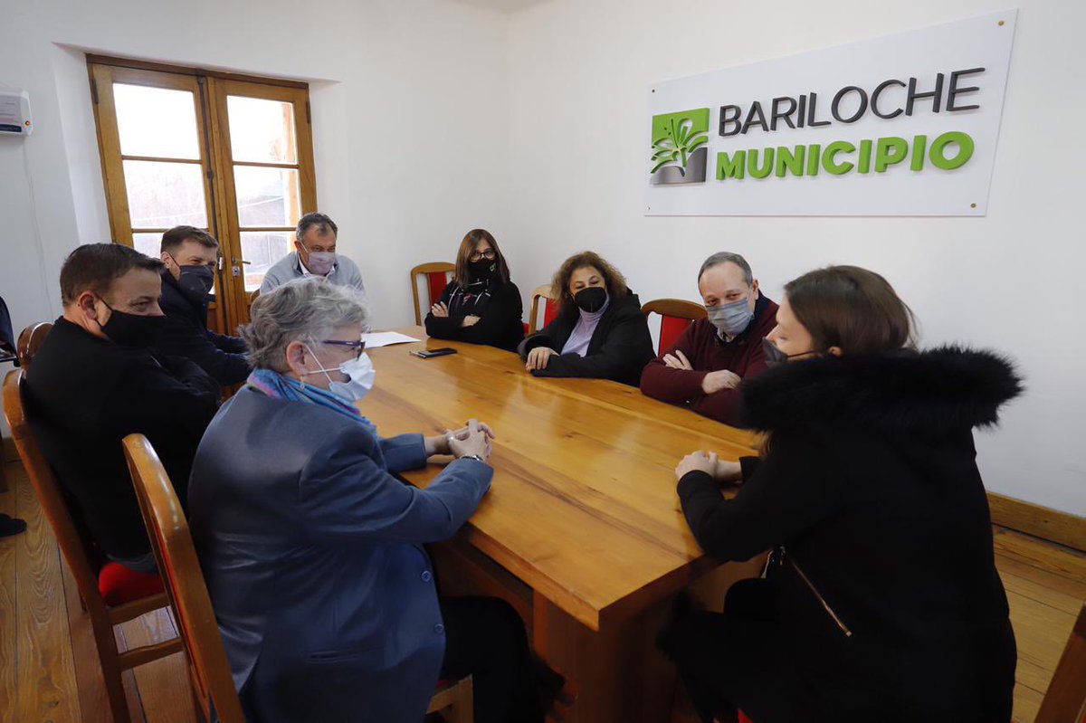 GroomingArg's tweet photo. ✍️ Celebramos un convenio con @MunicBariloche con el objetivo de profundizar acciones de prevención en la ciudad y desarrollar estrategias de abordaje integral, junto a @SenafRN y @EducacionRn

@HernanGNavarro 🤝 @GennusoG https://t.co/qBgQLaD8Qq