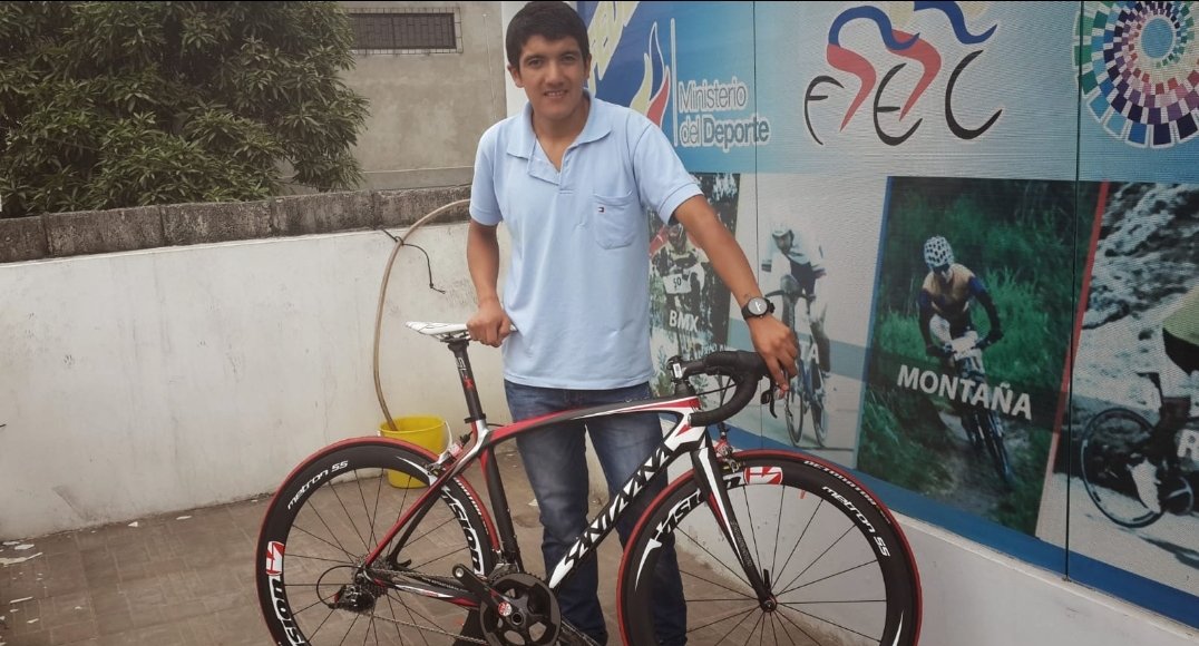 JoseIbanezB's tweet photo. La historia: En 2014, nuestro campeón, Richard Carapaz, recibió de la Federación Ecuatoriana de Ciclismo una moderna bicicleta para su preparación. https://t.co/KTb2AMaDME