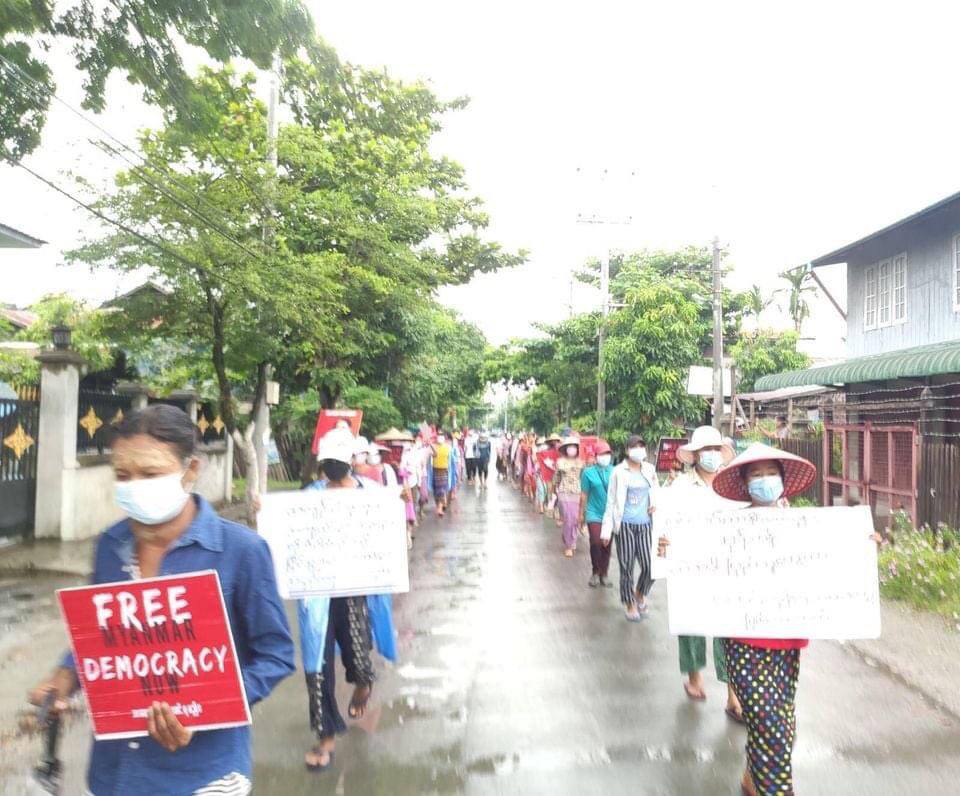 MiaLinn2's tweet photo. Residents of #Kale marched in protest, holding anti-coup banners &amp; chanting anti-military regime slogans. #July29Coup  #WhatsHappeningInMyanmar https://t.co/9SymSOJsLj