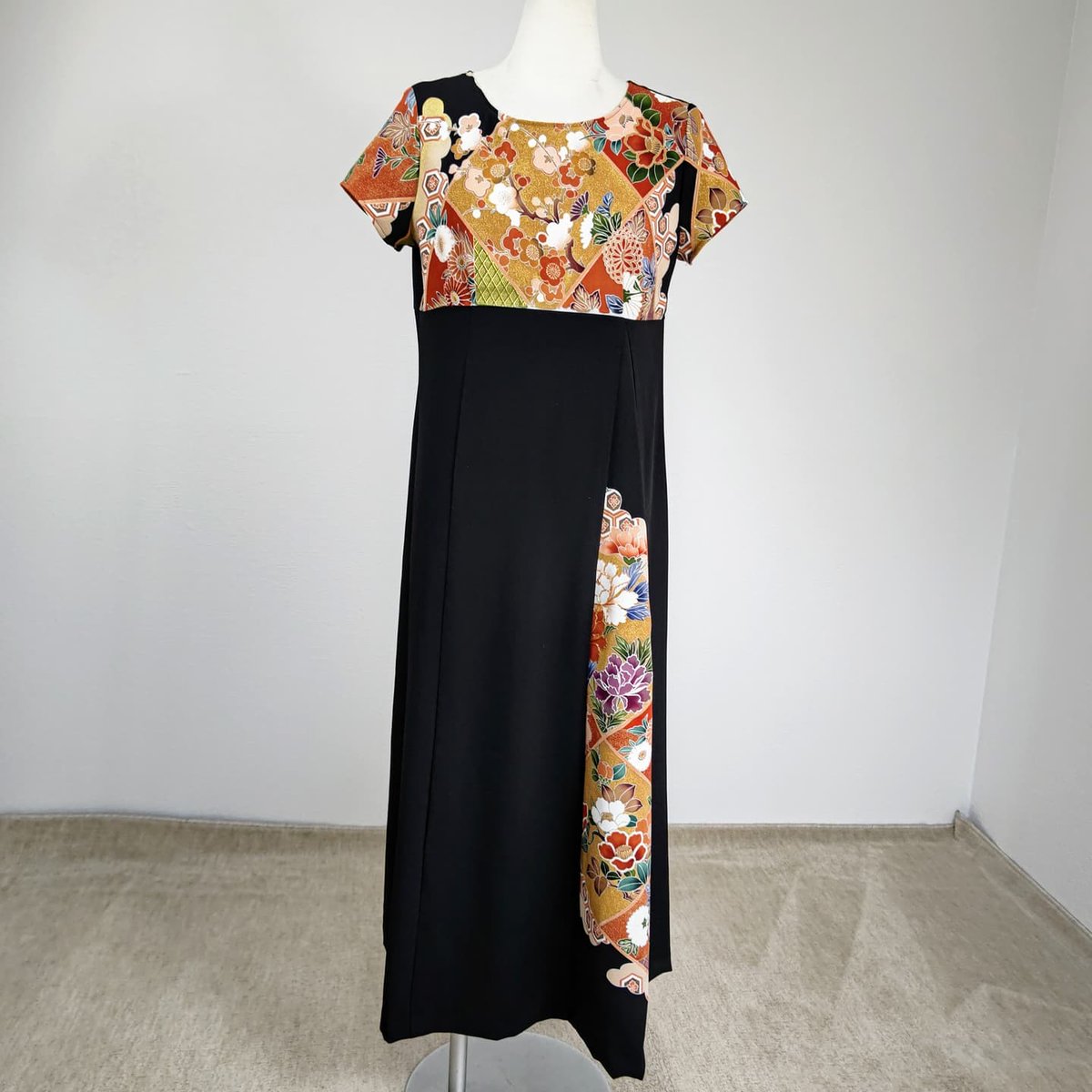 着物リメイクzunezune ズネズネ V Twitter 留袖ドレス キャップ袖 出品しました お顔が明るくなる様に 柄を上にもってきました 留袖ドレス 着物リメイクワンピース 結婚式お呼ばれ パーティードレス お出かけコーデ ミンネで販売中 メルカリ出品中