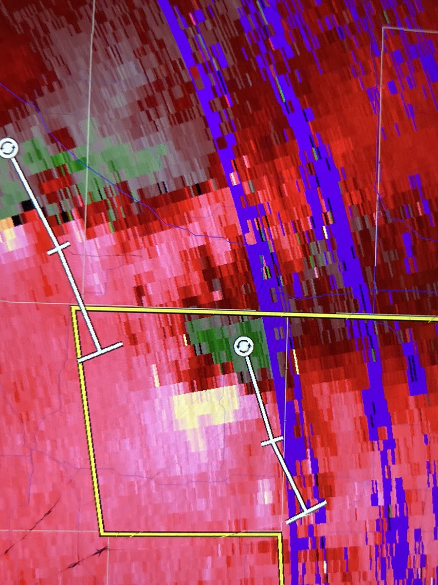 How is this not tornado warned??? #derecho https://t.co/K5okDLeUv8