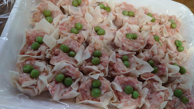 シュウマイ作るのにはじめてグリーンピースの缶詰買ったんだけど。一缶20〜30入りくらいだと思って3缶あけてアホほど入ってるのに気がついて絶望している 