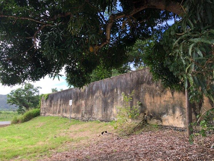 Le mur de la prison des hommes, témoin du bagne calédonien. #bourail