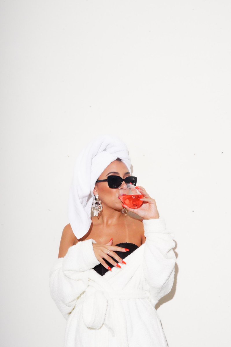 valeriedesrae's tweet image. Birthday Behavior 🍾🎂