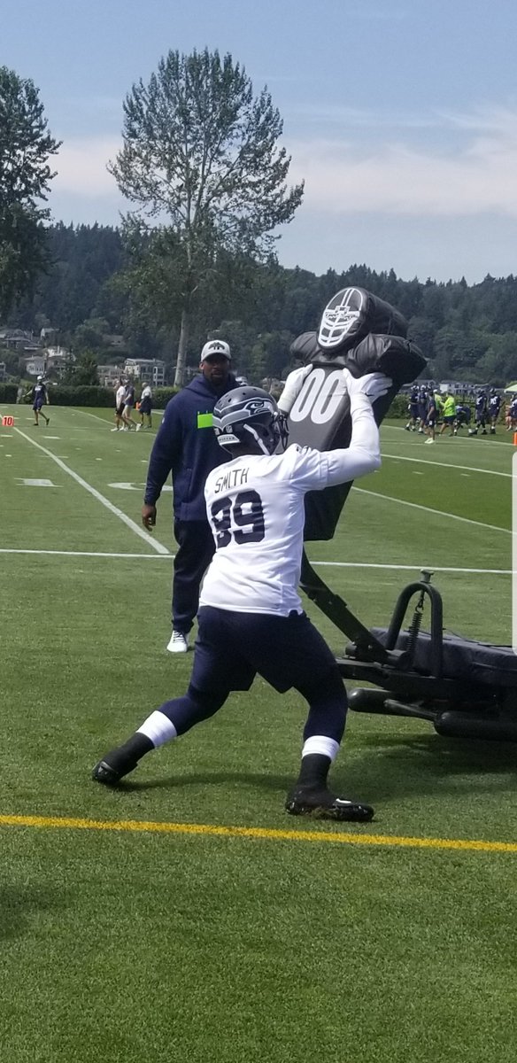 Random shots from #SeahawksCamp 
Aldon Smith shows power
Blitz is befuddled 
Robert Nkemdiche - big on D line
DJ Reed plays catch with a kid https://t.co/pVj18NSKvP