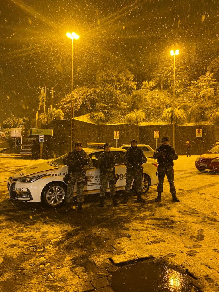 metsul's tweet photo. TEMPO | A neve nesta noite em Caxias do Sul pelas lentes da @brigadamilitar_. https://t.co/gaYG8y38Tn