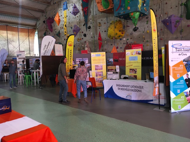 Le salon des études supérieures NC a lieu ce vendredi et samedi à l'UNC. Les lycées et services du vice-rectorat (Bourses, Orientation, Parcoursup) préparent activement leurs stands pour être prêts à vous accueillir dès demain 8h ! 
salon-sup.nc