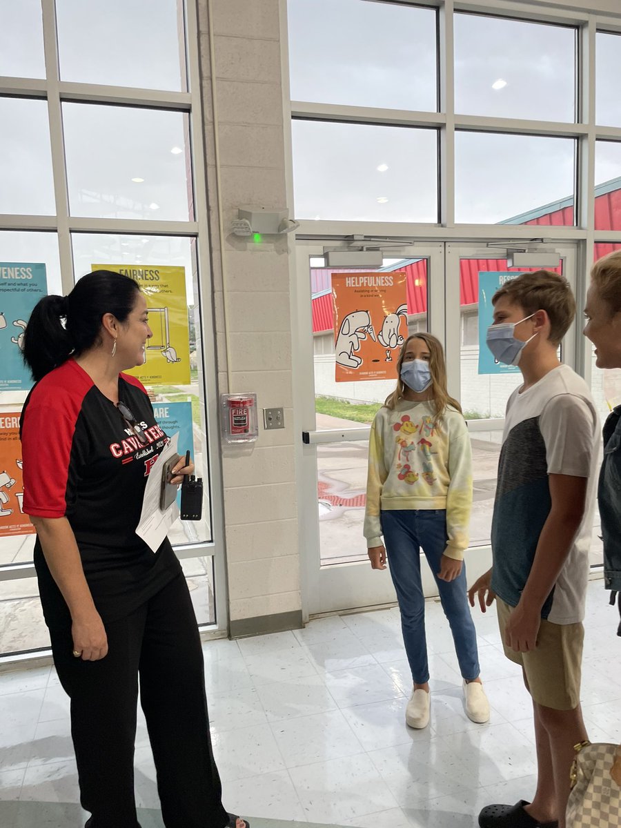 HanksMSTech's tweet photo. Hanks Middle School is the place to be tonight!! 6th grade parent night is tomorrow &amp; 8th grade on Friday! Man, oh man!!! These Cavs are going to change #TheKingdom #HereComeTheCavs #ExcellenceStartsNow @MuelaPauline @Lisa_Teach_7 @JosieSaucedo1 @catherinedoc12 https://t.co/W7MlVPB2ed