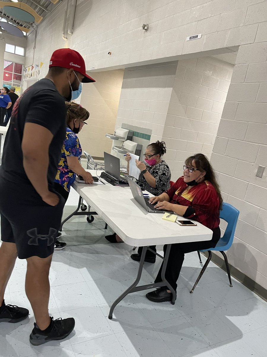 HanksMSTech's tweet photo. Hanks Middle School is the place to be tonight!! 6th grade parent night is tomorrow &amp; 8th grade on Friday! Man, oh man!!! These Cavs are going to change #TheKingdom #HereComeTheCavs #ExcellenceStartsNow @MuelaPauline @Lisa_Teach_7 @JosieSaucedo1 @catherinedoc12 https://t.co/W7MlVPB2ed