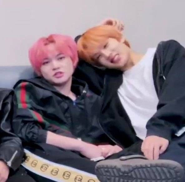 frogisung's tweet photo. lq picture of a strawberry and an orange https://t.co/mpnj2XVOQt