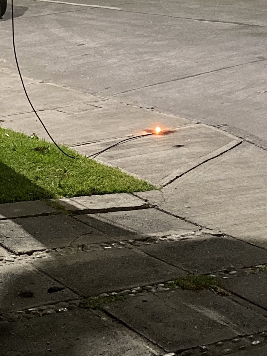 DanielaAlvo's tweet photo. Nosotros: “Exploto el cable de electricidad de nuestra casa, se esta incendiando electrificado en la vereda al lado del pasto”
@EnelClientesCL : “Nuestro tiempo de respuesta es de 4 hrs, asi que tienen que cuidar que nadie toque el cable” https://t.co/tPiiQLQpe3