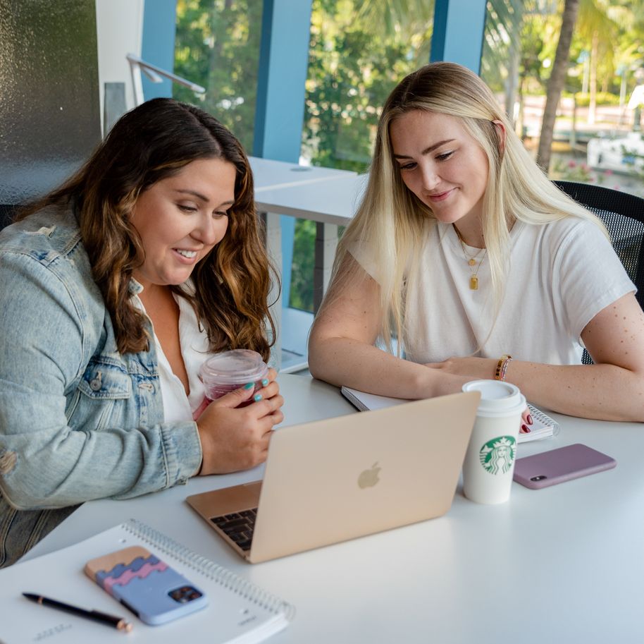 SocialStylesSMM's tweet photo. Did you know that we offer photography for our clients? 🤔 

Our in-house photographer, Kate, works with brands and business owners nationally to help them stand out 📸

Head to 👉  @adornedphotography on IG to check out her portfolio!
.
.
.
#SocialStyles #WellnessBrands https://t.co/Fop1gKc92x