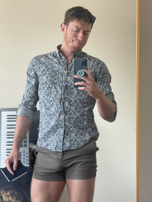 A wild photo of me not in gym attire https://t.co/Zxl8CJrt4v