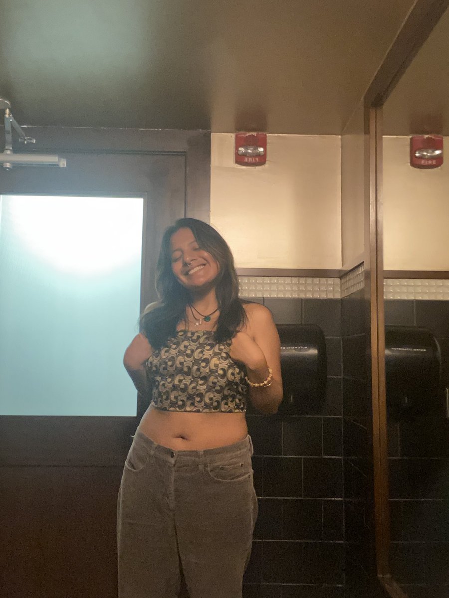 amy_barbecho's tweet photo. vaca was dope ft. me barely alive on the flight back 🦦 https://t.co/GZkhruxNna