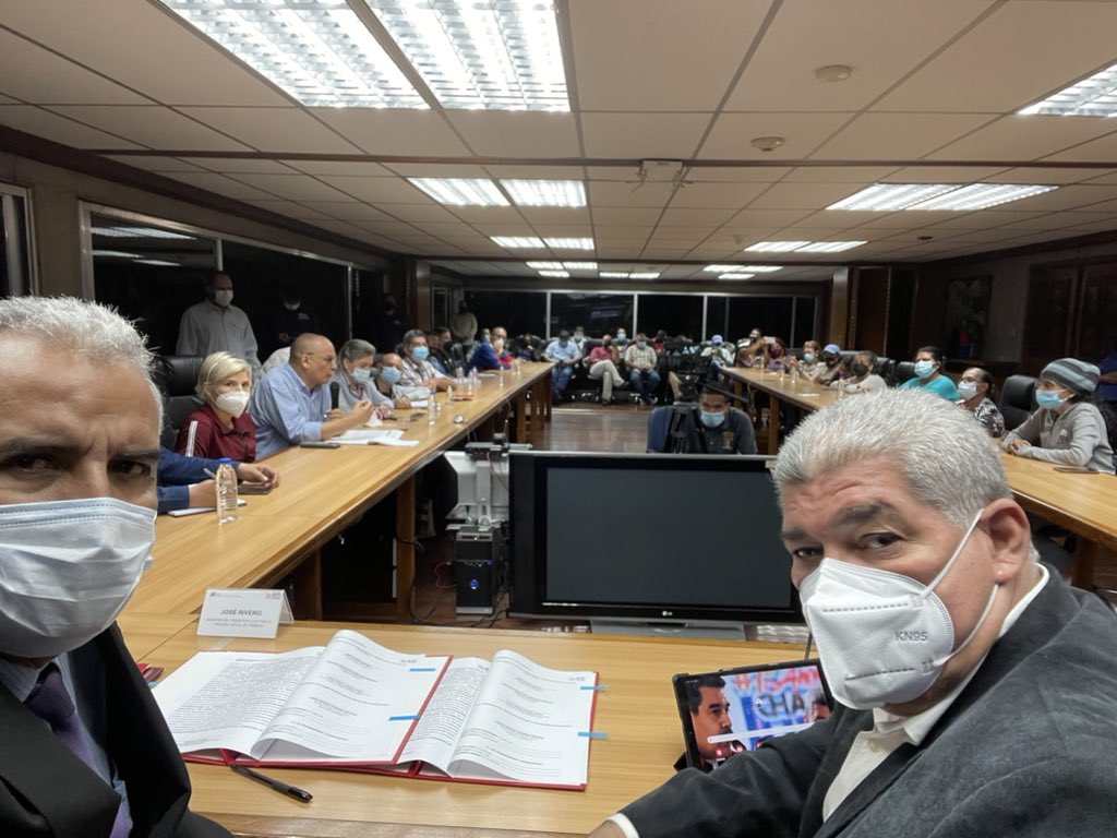 JoseRiveroPsuv's tweet photo. En este momento: Junto al vicepresidente del área social Eduardo Piñate, el ministro Cesar Trompiz y nuestros hermanos de clase del sector universitario… vamos a firmar la nueva convención colectiva para todos los trabajadores y trabajadoras de este importante sector https://t.co/XCxsgSr9oA